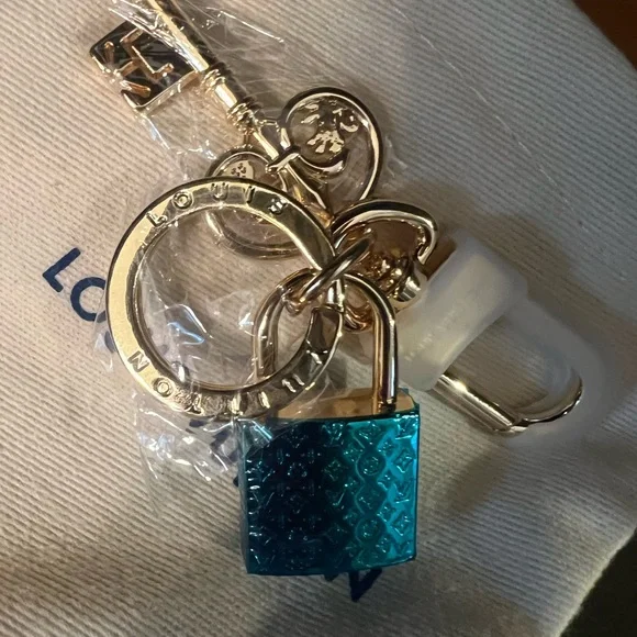Louis Vuitton Gold Lock and Key Bag Charm (Includes dust bag and box) - Picture 12 of 13
